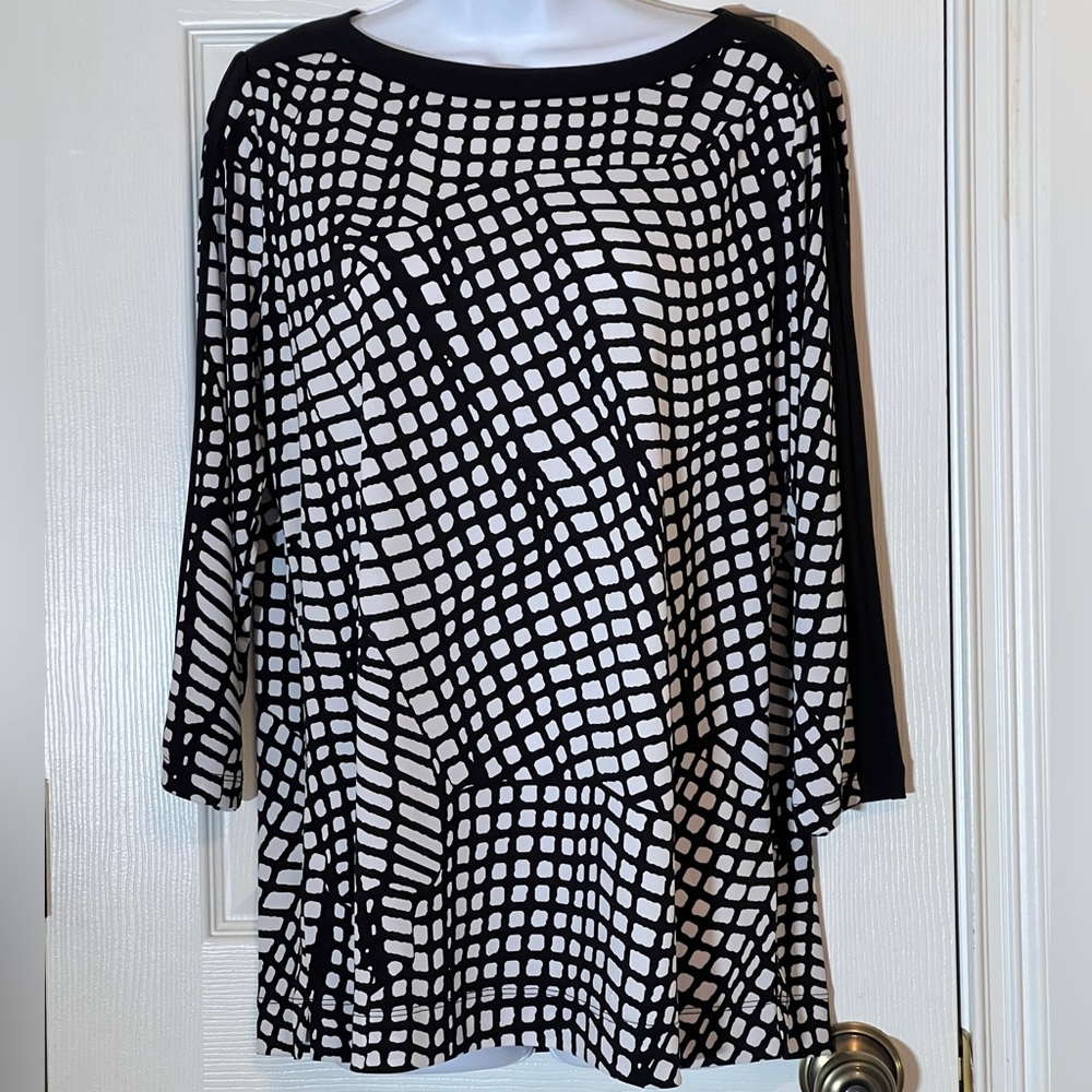Susan Graver Printed Liquid Knit Bateau-neck Top in black and white. Size Medium
